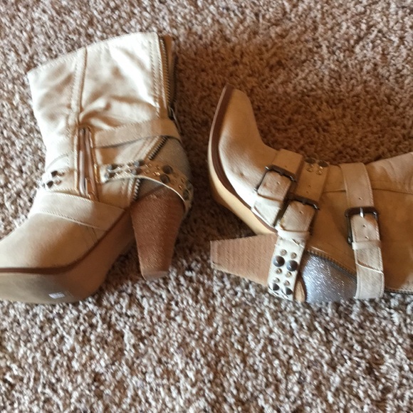 Boots - Picture 2 of 4